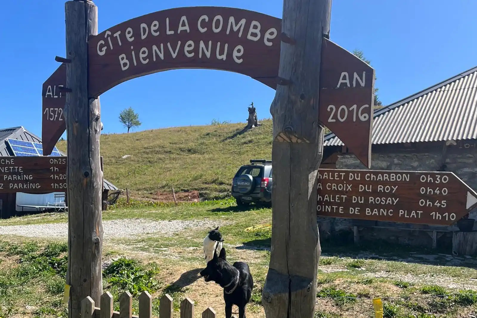 Refuge-alpage de la Combe à 1572 mètres d'altitude sur la Montagne du Charbon dans le massif des Bauges, dominant la région de Faverges et Lathuile