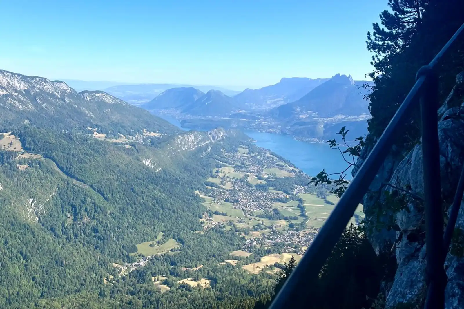 Vue sur Faverges, commune située en Haute-Savoie et le Lac d'Annecy