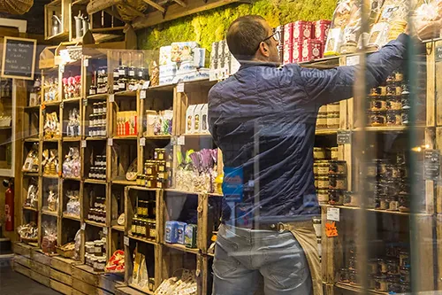 Rayons de produits régionaux de Savoie dans l’épicerie Au Petit Terroir à Annecy