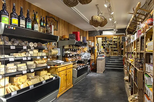 Fromages de Savoie, charcuterie artisanale et cave à vins dans l’épicerie Au Petit Terroir à Annecy