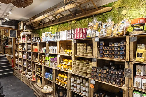 Intérieur de l'épicerie Au Petit Terroir à Annecy Rue Sainte-Clerc