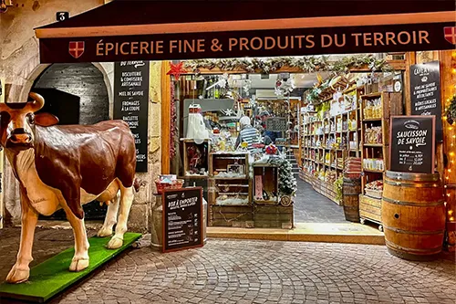 Façade de l’épicerie Au Petit Terroir à Annecy, spécialisée en produits du terroir savoyard
