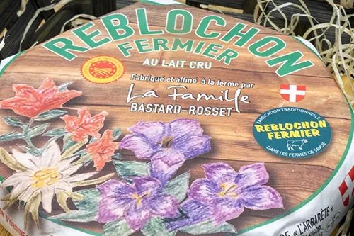 Reblochon fermier d’exception au lait cru fabriqué et affiné à la ferme
