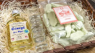 Coffret génépi de Savoie avec liqueur artisanale, verres et meringues au génépi
