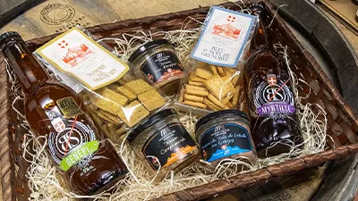 Coffret gourmand de Savoie avec bière au génépi, biscuits, terrines – Au Petit Terroir Annecy