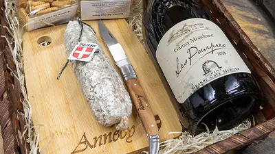 Coffret terroir de Savoie avec saucisson, biscuits apéritifs et vin Mondeuse – planche Annecy