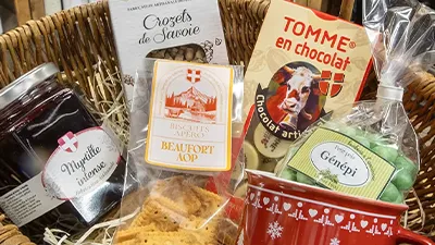 Panier cadeau de Savoie spécial hiver : mug de Noël, miel, myrtille, crozets – Au Petit Terroir Annecy