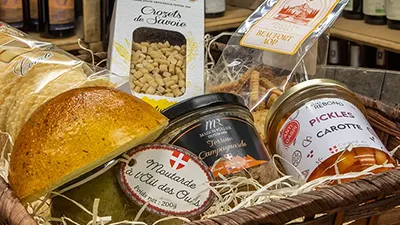 Panier garni de produits de Savoie : crozets, terrine, pickles, biscuits – Au Petit Terroir Annecy