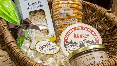 Panier gourmand de Savoie avec crozets, tomme en chocolat, tuiles savoyardes et terrine au Beaufort